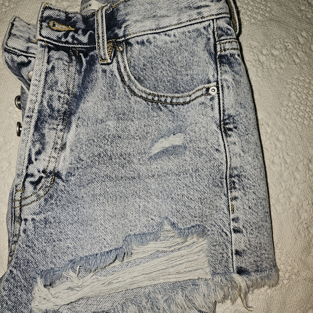 PacSun Women's Light Wash Distressed Jean Shorts - Picture 6 of 7